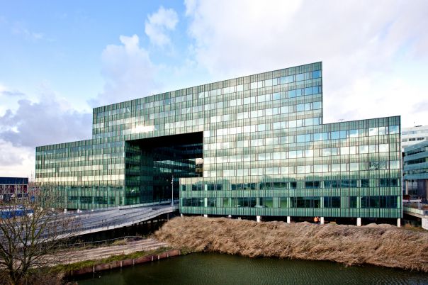 Het Jobfinity bedrijfspand aan de Herikerbergweg te Amsterdam Zuidoost